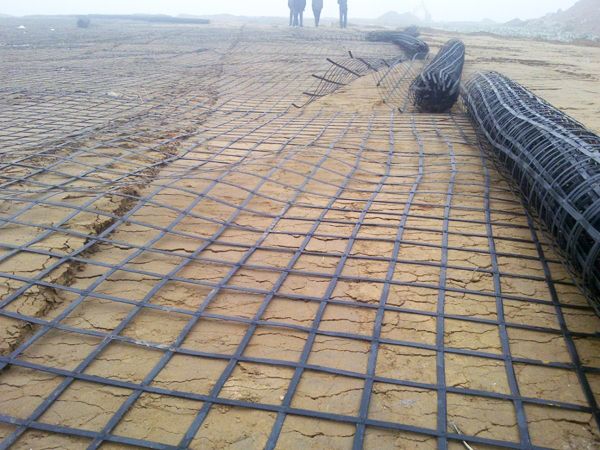 土工格栅铺设